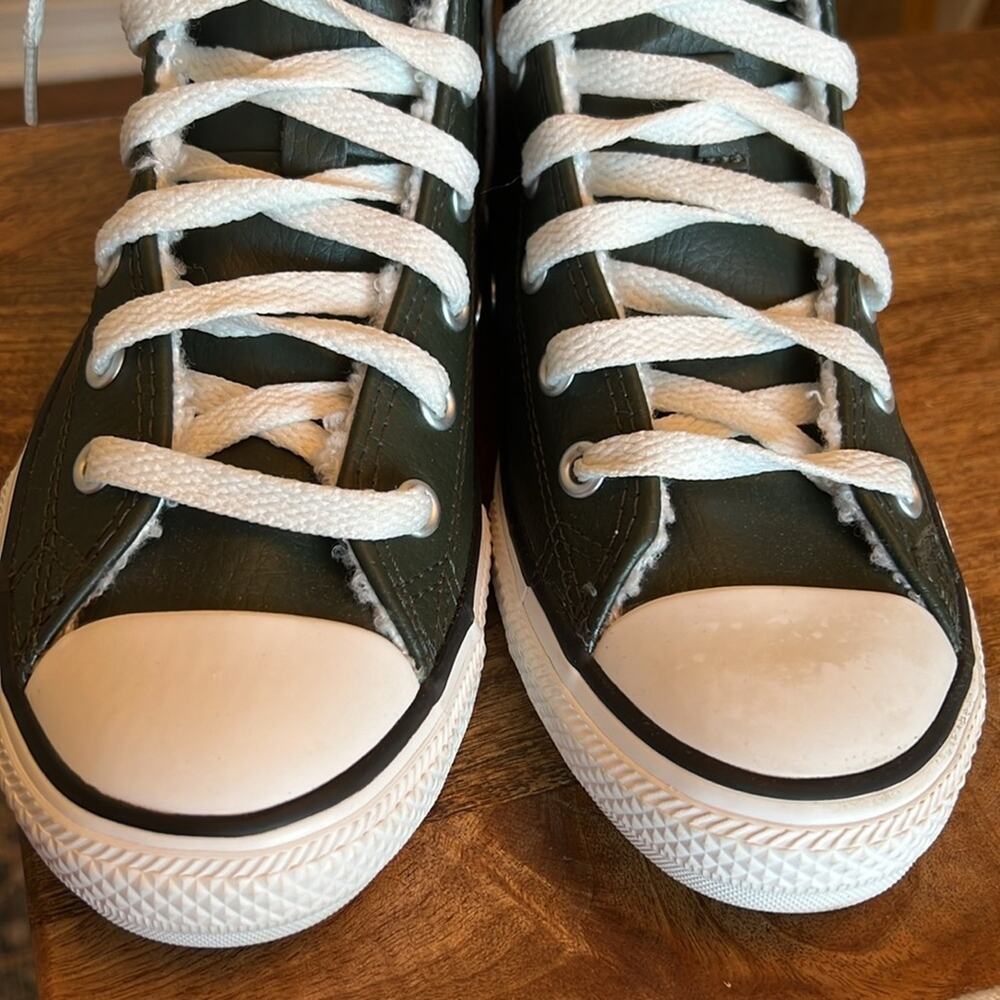 Chuck Taylor Sherpa lined leather youth size 2 - Picture 4 of 10